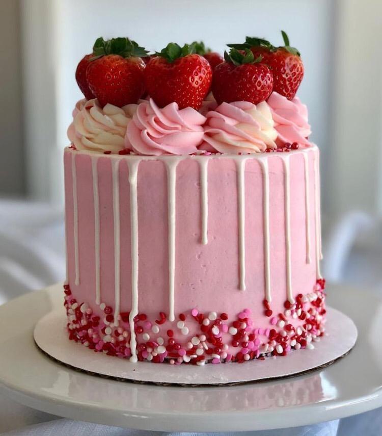 PASTEL DE DRIP DE CHOCOLATE BLANCO INCLUYE CORAZON DE FLORES SURTIDAS